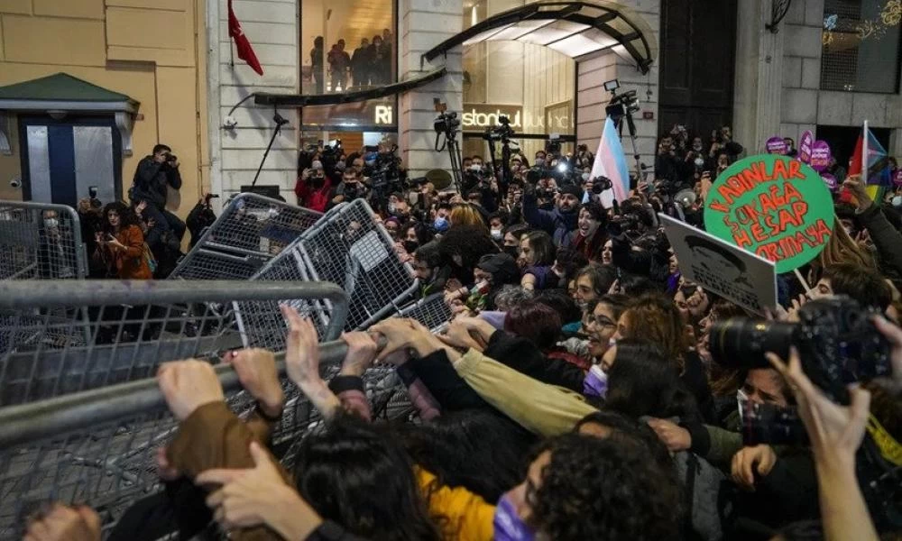 Τουρκία: Έπεσαν δακρυγόνα εναντίον γυναικών που διαδήλωναν για να καταγγείλουν την έμφυλη βία